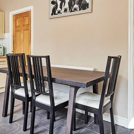 Luke Stays - Green End Avenue Apartment Earby