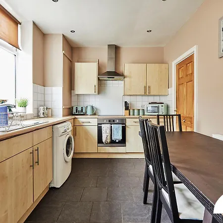Luke Stays - Green End Avenue Apartman Earby