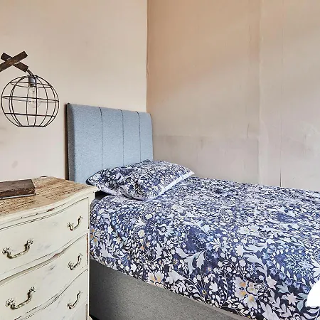 Luke Stays - Green End Avenue Apartman Earby