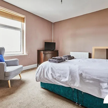 Luke Stays - Green End Avenue Apartman Earby
