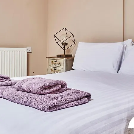 Luke Stays - Green End Avenue Apartman *