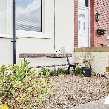 Luke Stays - Green End Avenue Apartment *
