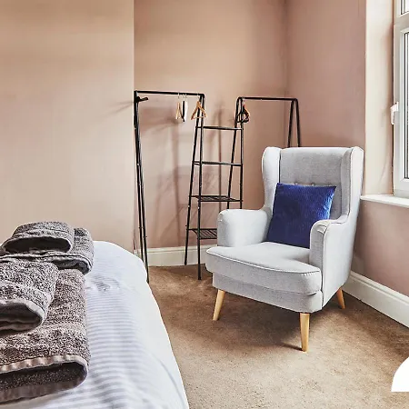 Luke Stays - Green End Avenue Apartment Earby