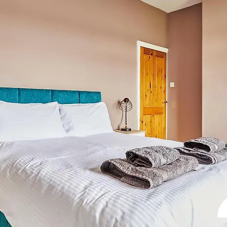 Luke Stays - Green End Avenue Apartman *